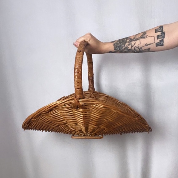 1970s VINTAGE WICKER RATTAN HANDLE MAGAZINE BASKET